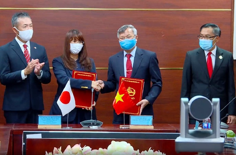 Chairman of the Provincial People's Committee Cao Tien Dung signs a MOU with representatives from AEON Vietnam.