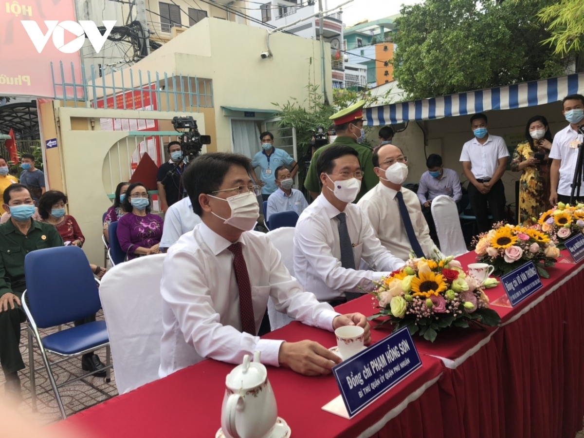 Politburo member cum Permanent member of the Party Central Committee's Secretariat Vo Van Thuong casts his vote at polling station No. 71, Ward 15, Phu Nhuan District, HCM City.