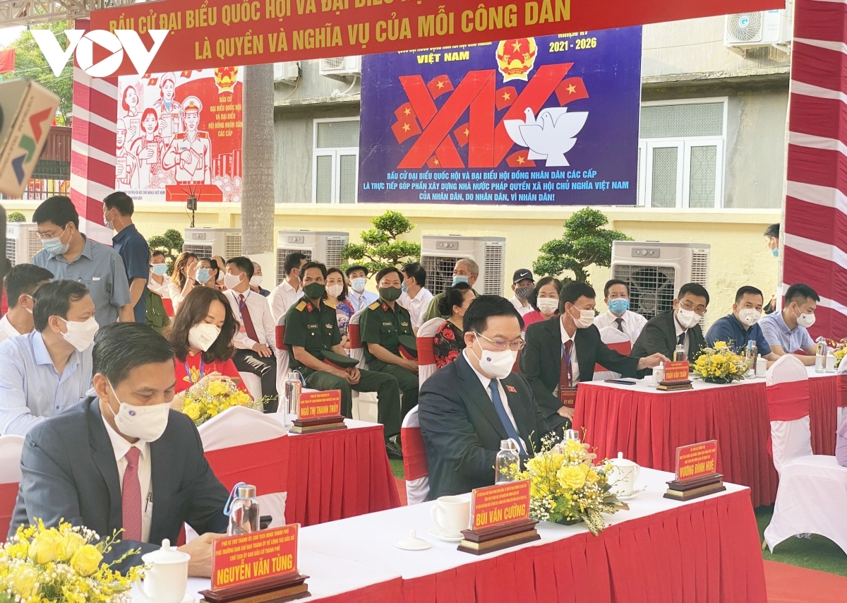 National Assembly Chairman Vuong Dinh Hue, Chairman of the National Election Council (NEC) and many voters exercise  their citizenship right at polling station No. 1, An Lao district, Hai Phong city.