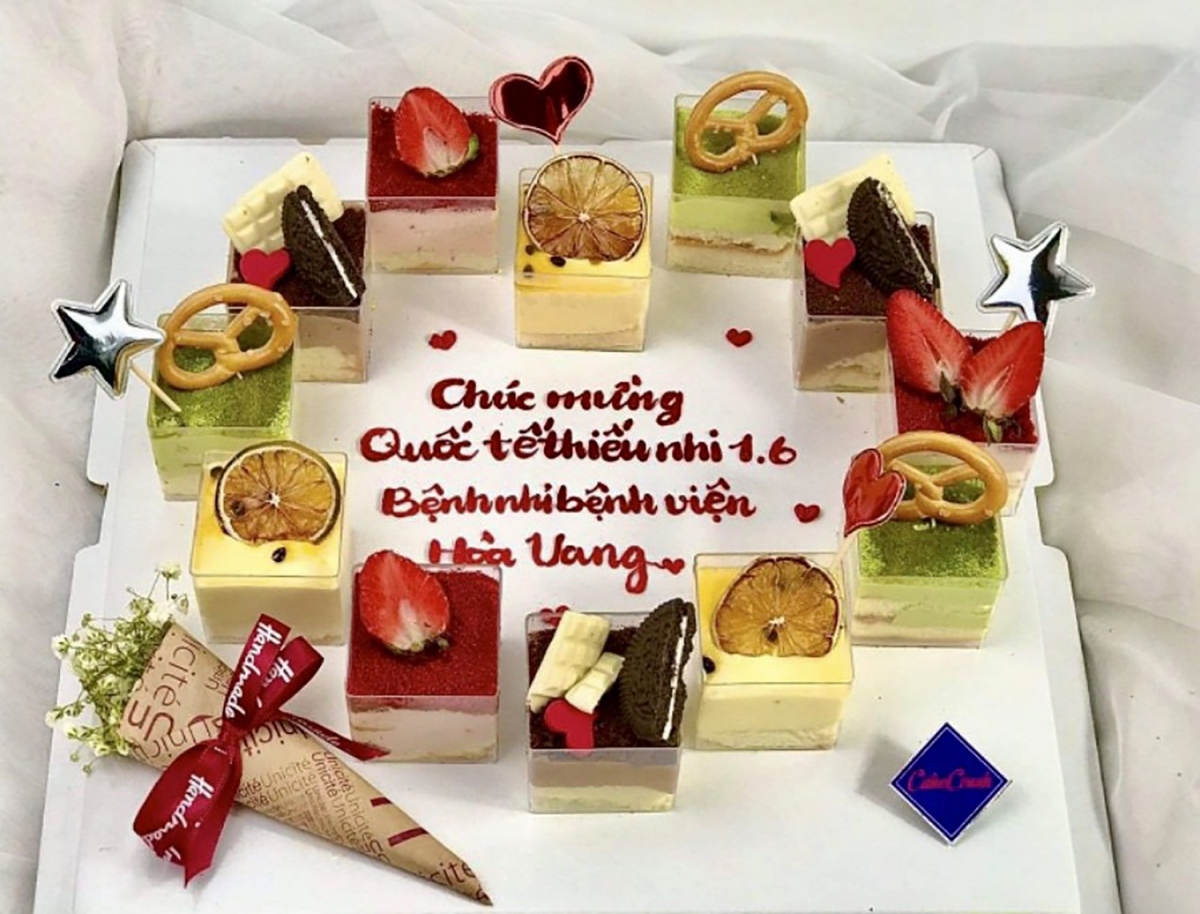 Healthcare workers prepare cakes for kids with COVID-19 in Hoa Vang healthcare centre in Da Nang city.