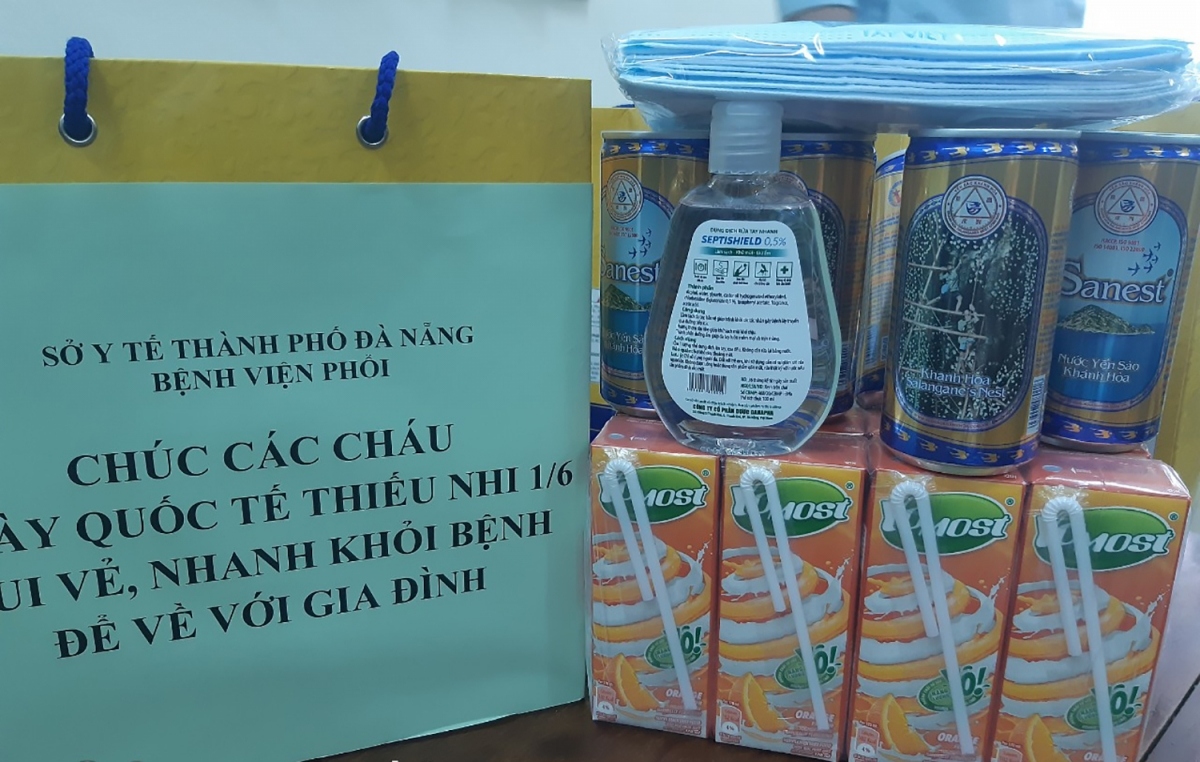 Face masks and bottles of hand sanitizer are also included in special gifts given to child patients in Da Nang city.