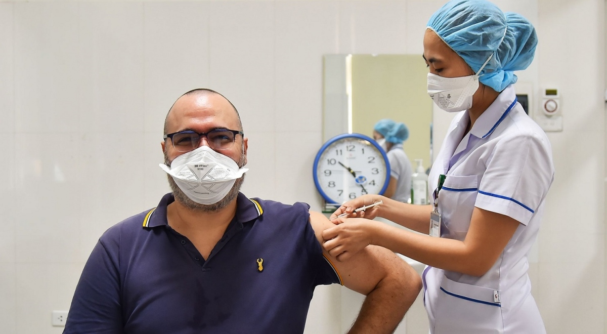 A foreign diplomat has received a COVID-19 vaccine shot in Hanoi. (Photo: MoH)