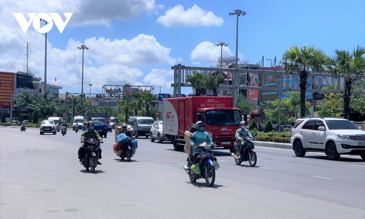 Temperatures rise to highs of 38 degrees Celsius at midday, forcing drivers to wear long-sleeve shirts and sunglasses to fight against the harsh weather conditions.