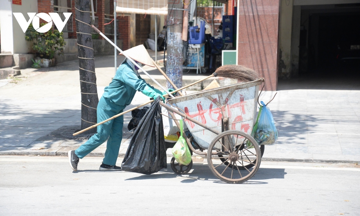 Workers continue to work amid the extreme heat.