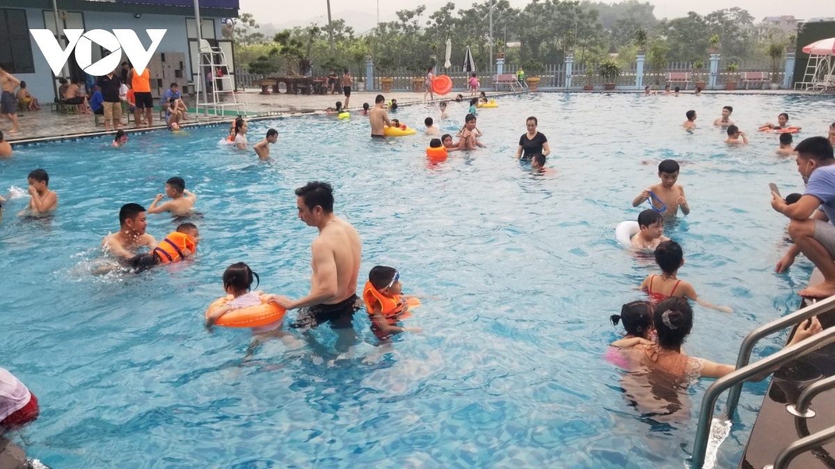 A similar situation can be seen in swimming pools which help people to cool down during the summer.