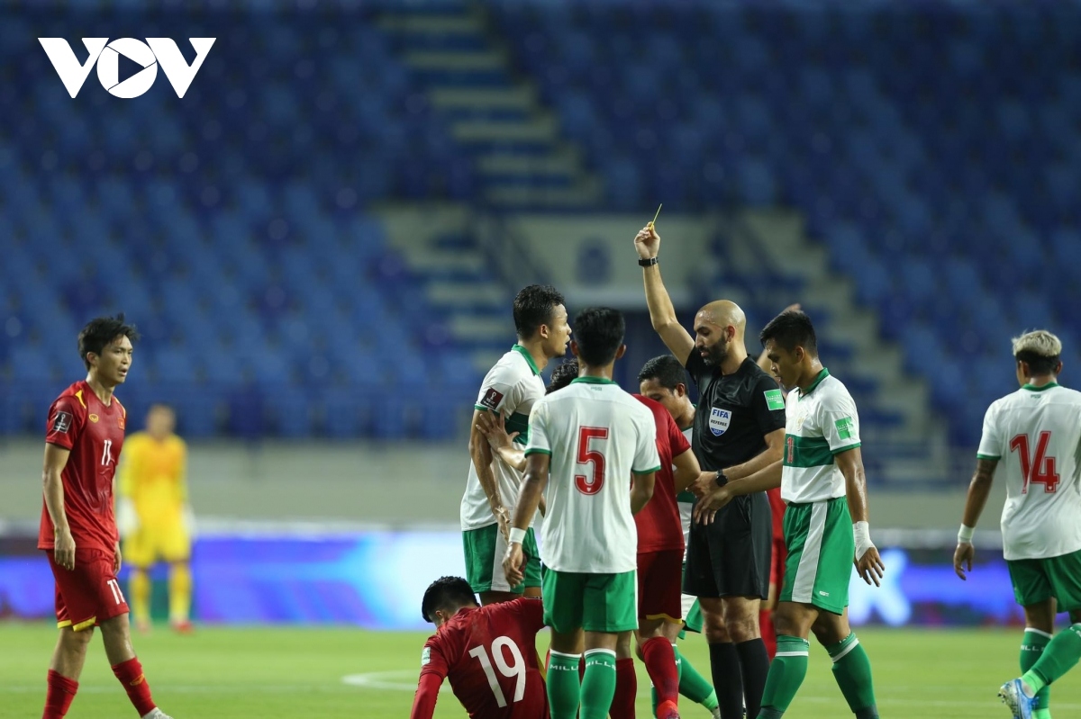 One Indonesian player receives a yellow card early on for a foul.