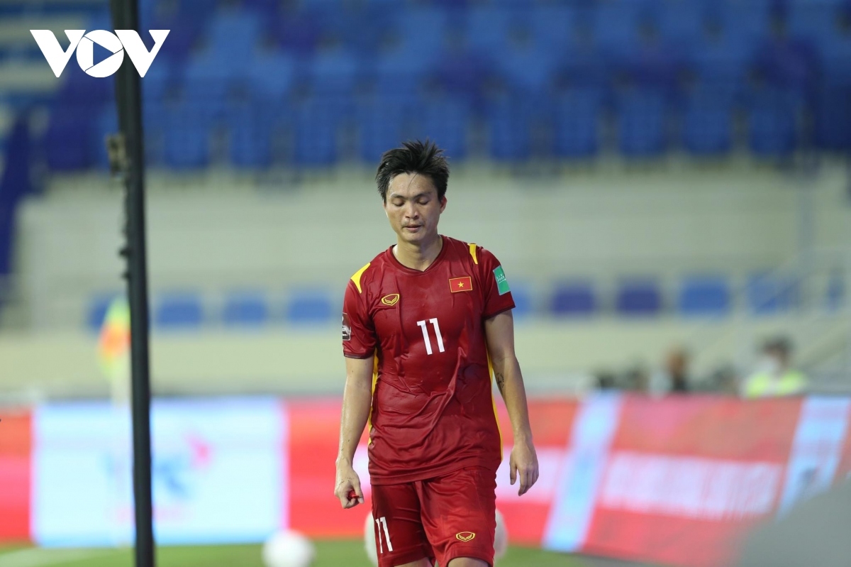 Tuan Anh is forced off with an injury in the 35th minute, with the first half eventually ending in a goalless draw.