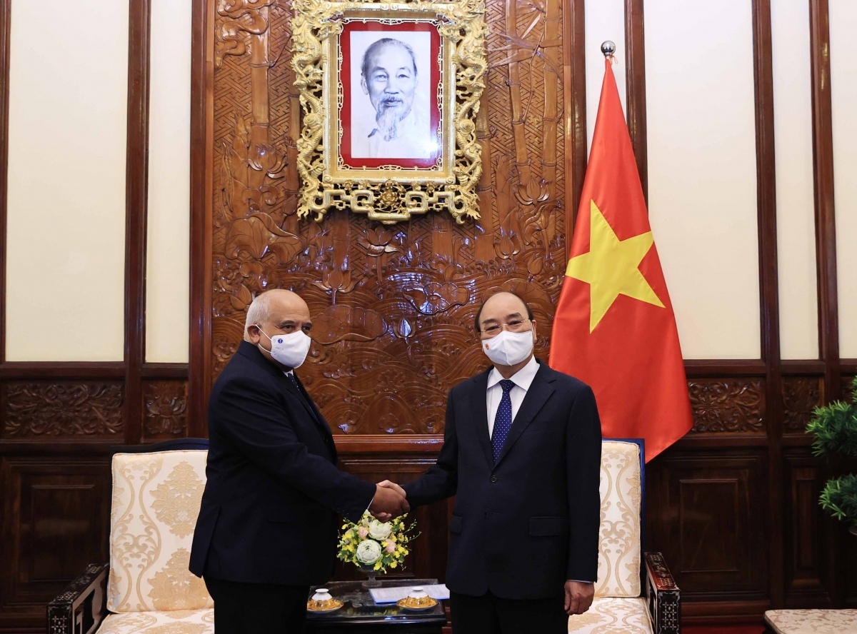 President Nguyen Xuan Phuc welcomes newly accredited Cuban Ambassador Orlando Nicolás Hermández Guillén,