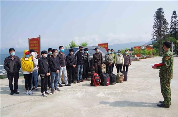 Border guards in northern Lai Chau province persuade people intending to migrate illegally to return to their home
