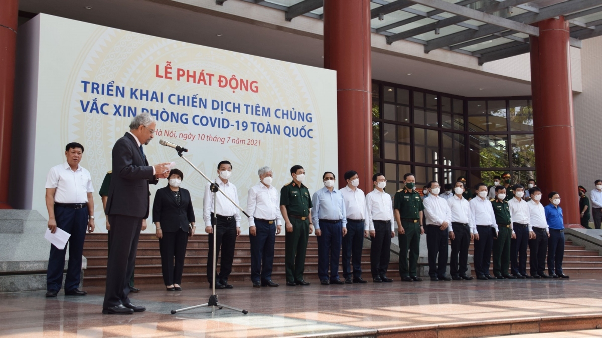 PM Pham Minh Chinh, Health Minister Nguyen Thanh Long and many other leaders attend the ceremony, showing their support for vaccination.