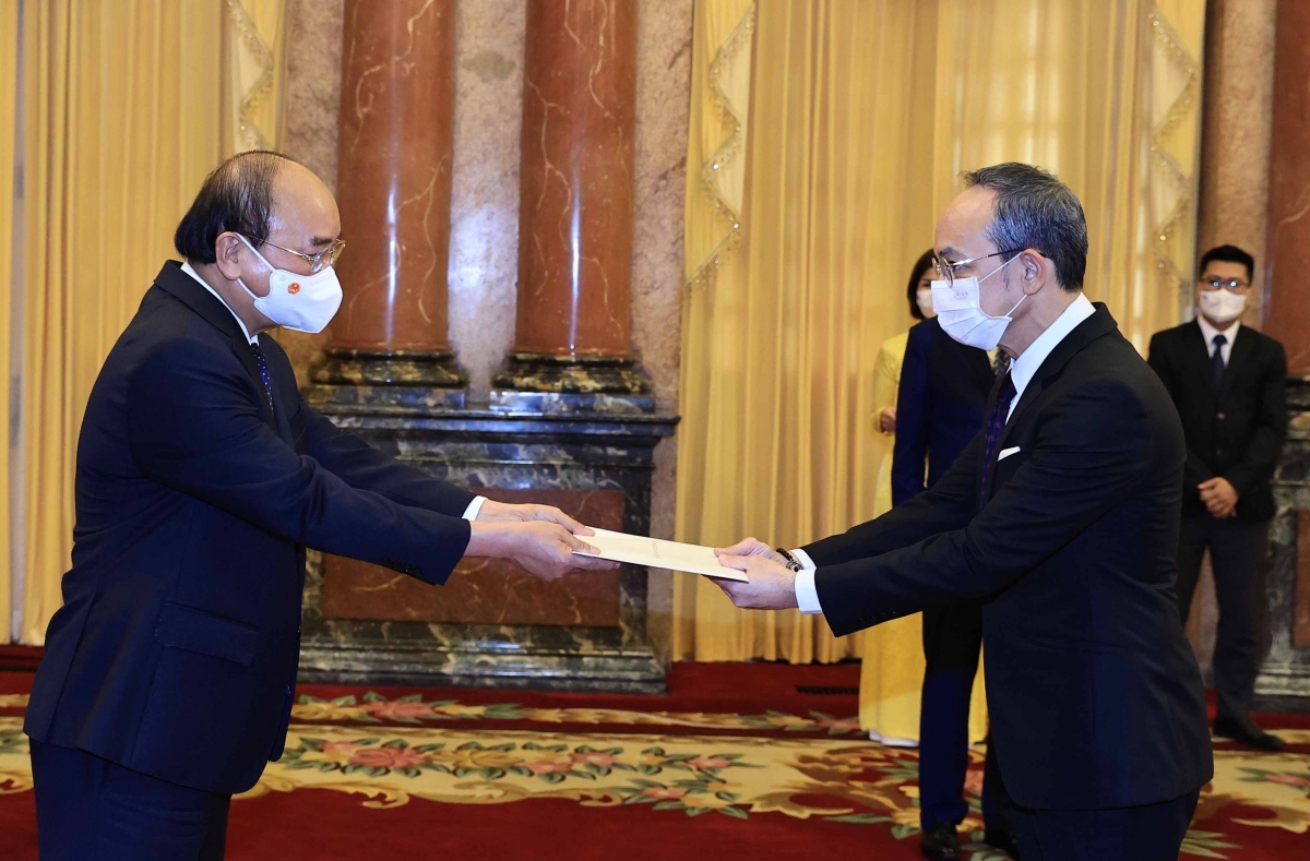 Thai Ambassador Nikorndej Blankura (R) presents his credentials to President Nguyen Xuan Phuc.
