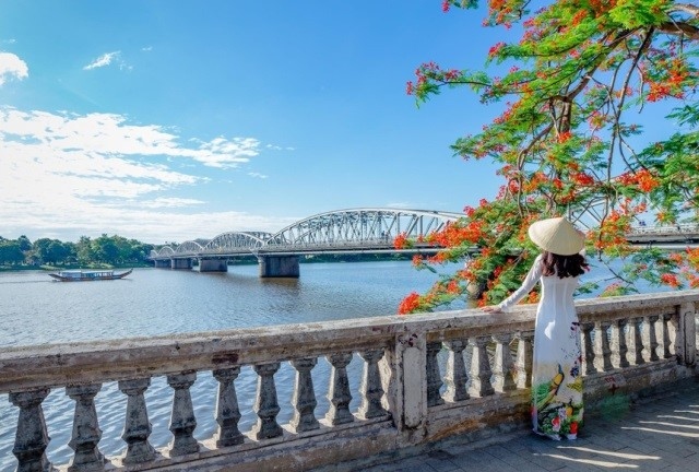 Hue is one of the cities imbued with Vietnam's history, with relics from the 19th century Nguyen Dynasty. Its complex of monuments was recognized by UNESCO as a cultural heritage. For many foreign tourists, this is a must-see destination in Vietnam. In the photo, Trang Tien bridge spans over Huong River. (Photo: Duy Sinh/ zingnews.vn)