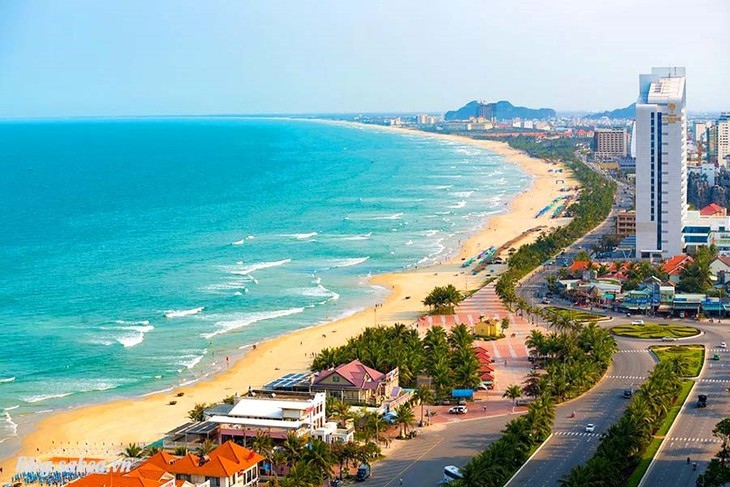 Da Nang is one of the busiest cities in Vietnam with a wide range of tourist attractions including My Khe beach - one of the 6 most beautiful beaches on the planet (voted by Forbes magazine), Ba Na Hills with many entertainment activities, Son Tra Peninsula, Marble Mountains, Han River, and Dragon Bridge. In the photo is My Khe beach in Da Nang (Photo: danangaz.com)