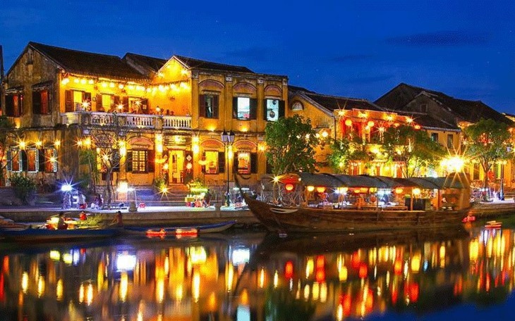Hoi An was recognized by UNESCO as a World Cultural Heritage in 1999. It was one of the 10 most attractive tourist cities in Asia, listed by Smart Travel Asia magazine. The nostalgia, peace, and beautiful natural scenery of Hoi An are what keep foreign tourists coming. (Photo: austinvietmartyrs.org)