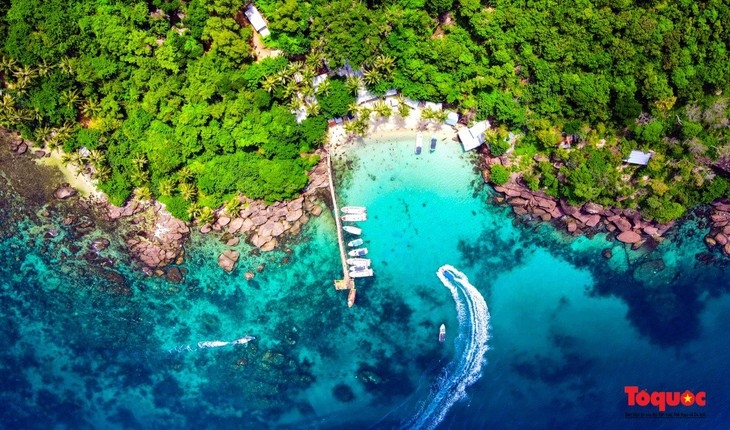 Phu Quoc is the largest island city in Vietnam. Known as "Pearl island", Phu Quoc is a beach paradise for tourists. The Long Beach (Bai Dai) is on the list of top 5 clean and beautiful beaches in the world voted by ABC News. (Photo: To Quoc News)
