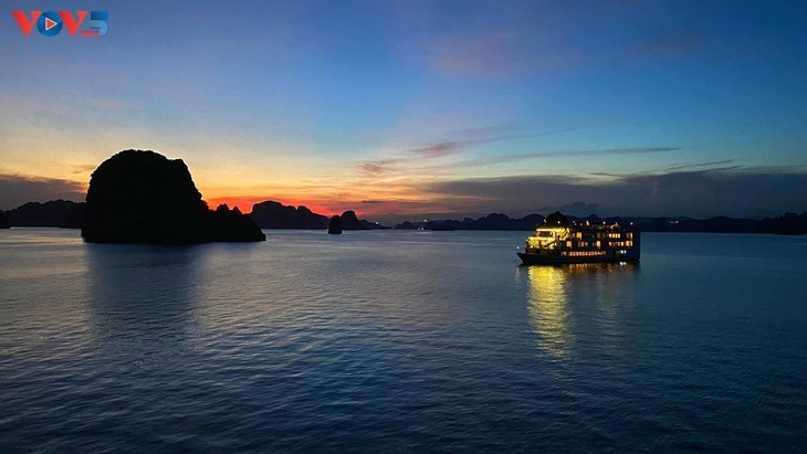 Ha Long Bay, recognized by UNESCO as a natural world heritage, is one of the most beautiful bays in the world. From a birds-eye view it looks like an enormous colored painting. Spending the night on a cruise is an amazing experience for tourists visiting  Ha Long Bay. (Photo: My Tra/ VOV5)