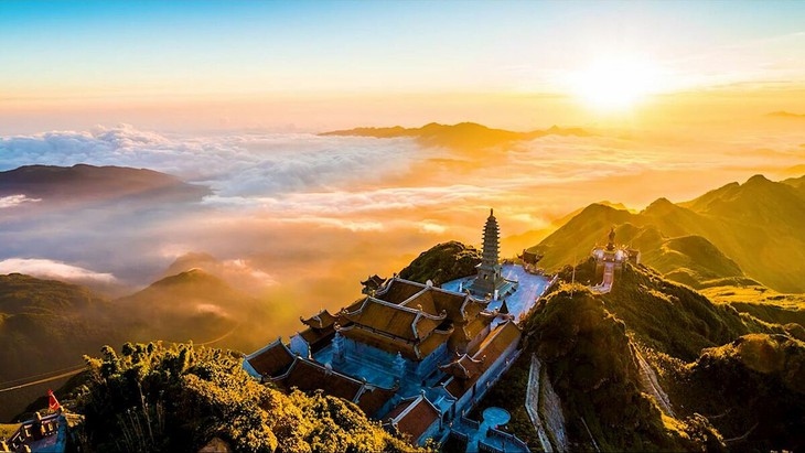 Sapa not only attracts visitors with its beautiful and majestic natural landscape, but also with the unique culture of its indigenous people. Climbing Mount. Fansipan, taking pictures in terraced fields, or staying in a homestay with the minority groups are visitors’ favorite activities. Fansipan – the highest peak in Indochina (Photo: ngoisao.net)