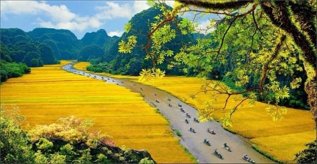Ninh Binh is a popular destination for domestic and foreign tourists. It offers natural and cultural heritages including Trang An eco-tourism area, Tam Coc - Bich Dong, Mua Cave, Cuc Phuong forest, Bai Dinh pagoda, and the Hoa Lu Citadel. Ninh Binh is known as “Ha Long Bay on land”. (Photo: Dao Minh Tien/ sodulich.hanoi.gov.vn)