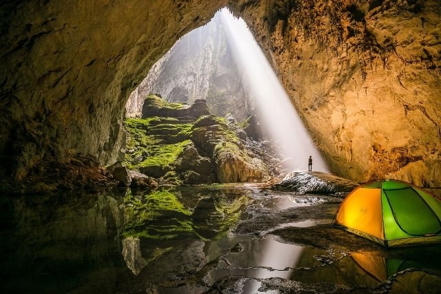 Son Doong Cave is as high as a 40-story building and wide enough for a Boeing 747 to fly over. The cave, located in Phong Nha Ke Bang National Park in Quang Binh province, was discovered in 2009. It is currently the largest cave in the world, with rich vegetation and surreal scenery. (Photo: oxalisadventure.com)