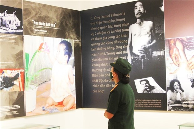 A visitor at the exhibition (Photo: laodong.vn)