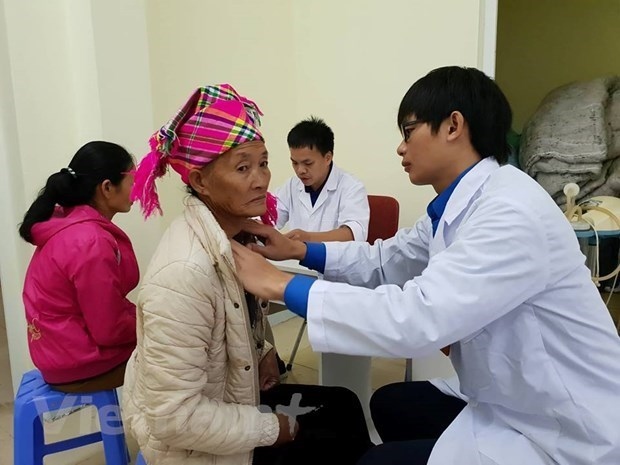 A doctor gives health examination to a woman in a mountainous area of Vietnam (Photo: VNA)