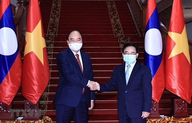 President Nguyen Xuan Phuc (L) and Lao Prime Minister Phankham Viphavanh (Photo: VNA)