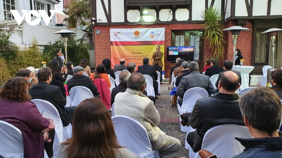 Ambassador Pham Truong Giang introduces Vietnam's investment cooperation opportunities at the seminar.