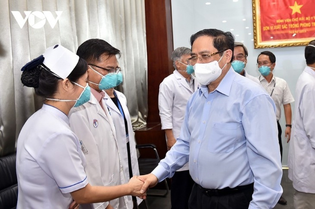 Prime Minister Pham Minh Chinh encourages anti pandemic forces and healthcare workers during his visit to the University Hospital of Medicine and Pharmacy in Ho Chi Minh City.