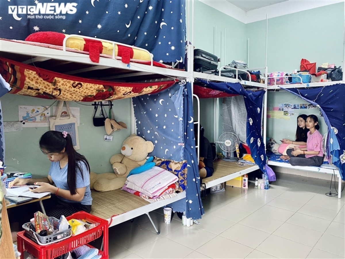 Some ASEAN expats are unable to return to their home countries due to the complicated developments of the COVID-19 pandemic, meaning they are forced to remain in the dormitories during the summer vacation.