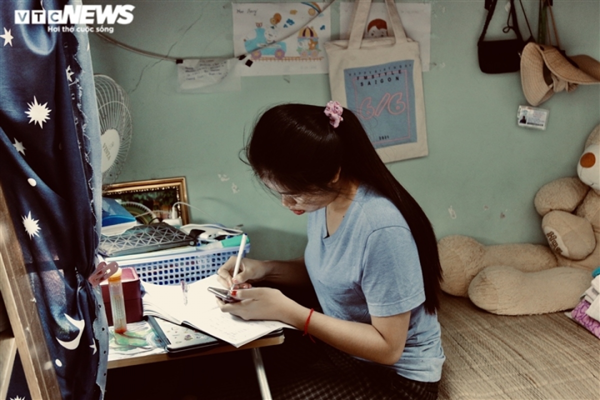 Hor Navy from Cambodia says her hometown is one of the hardest hit areas, therefore she has chosen to stay and continue to learn online in Vietnam.