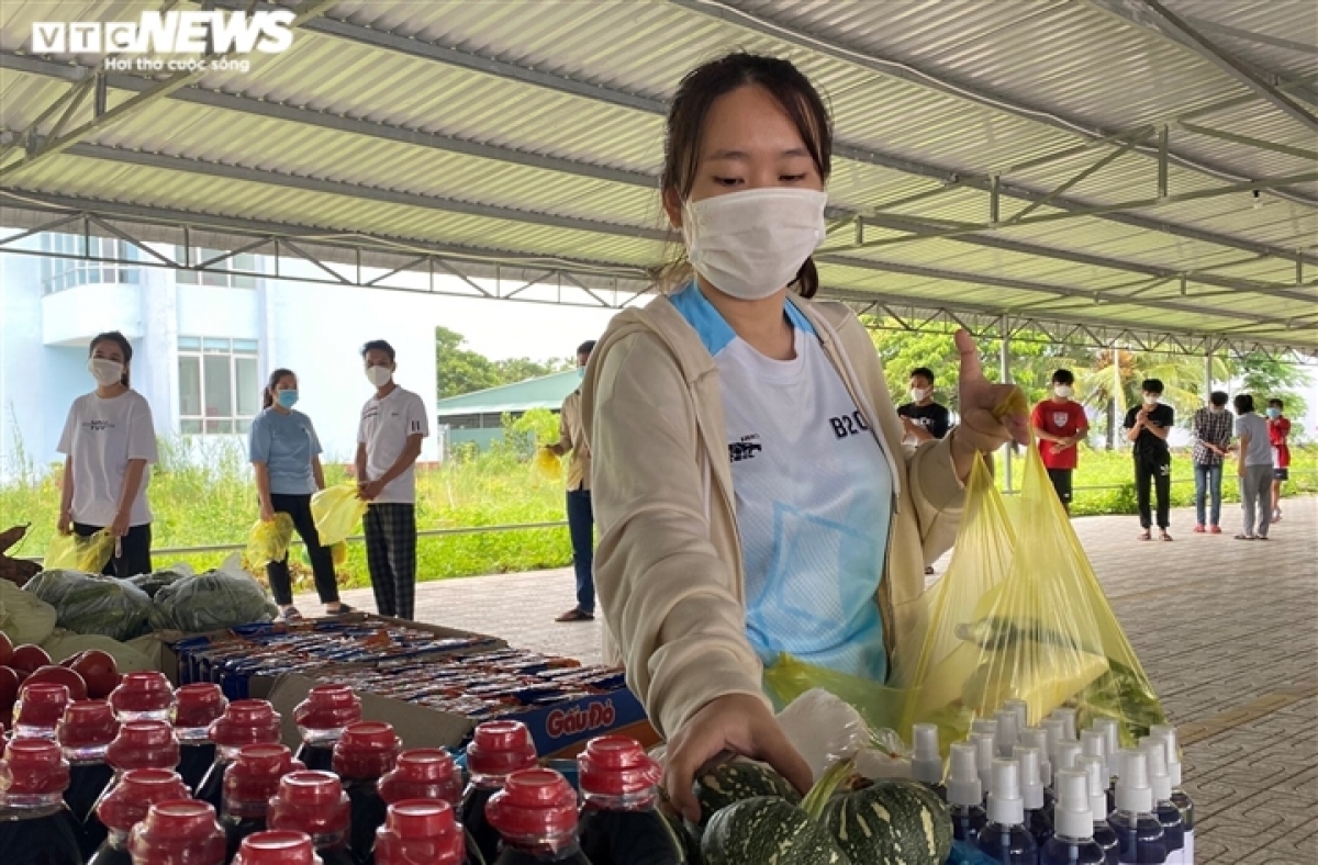 The youth union at Kien Giang University hosts a zero dong supermarket every Wednesday in order to provide free essential goods to their students.