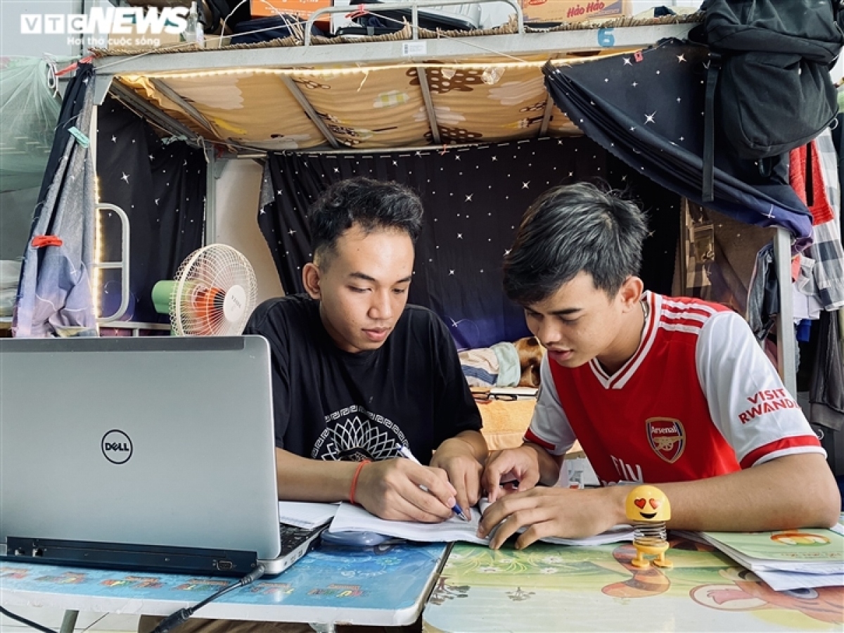 Other Cambodian students in the information technology faculty tend to learn online these days, noting that continuing to study helps them improve their knowledge and feel nostalgic about the classroom.