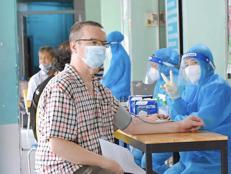 Approximately 18,000 foreigners from 106 countries and territories globally who are currently residing in District 7 will have the chance to receive an injection to protect themselves from the virus. So far, 50% of them have been vaccinated against COVID-19.
