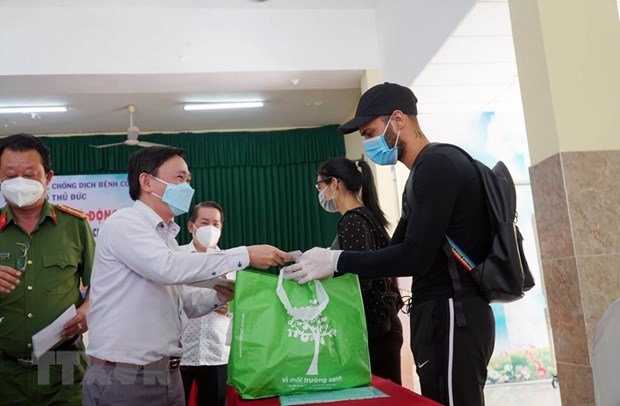 Foreigners in HCM City receive gifts from the Steering Committee on COVID-19 Prevention and Control of Ho Chi Minh City.