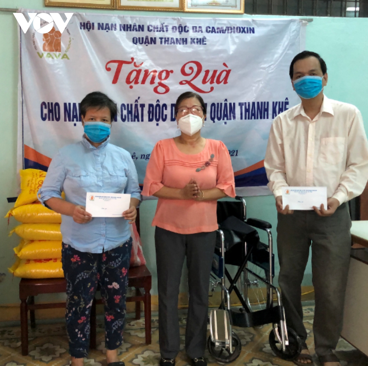 Philanthropists present rice and wheelchairs to AO victims in Thanh Khe district