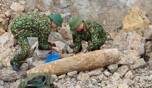 Relevant forces in Quang Binh province safely remove a wartime bomb