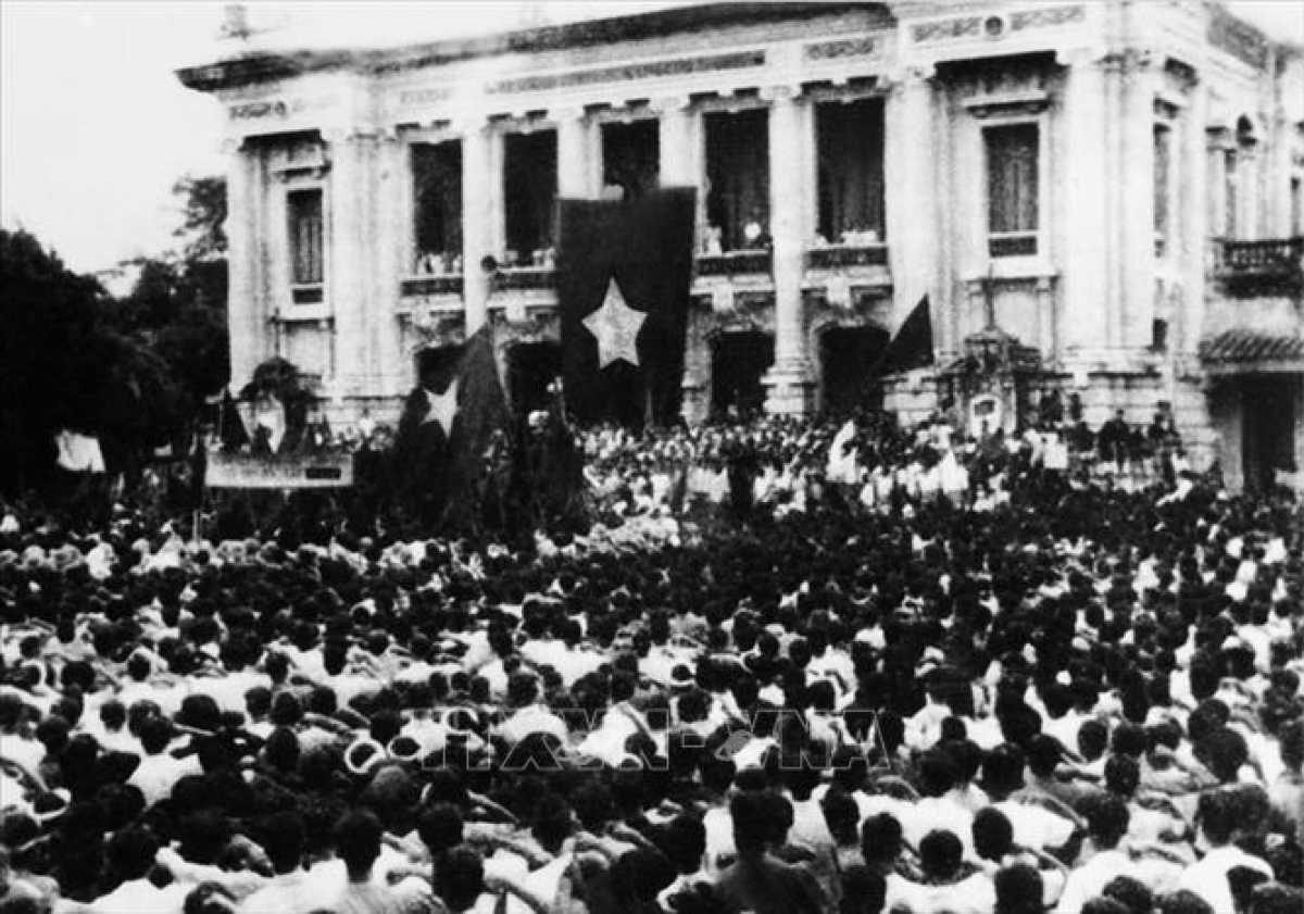 On the morning of August 19, 1945, tens of thousands of people in Hanoi and neighbouring provinces gather by the Hanoi Opera House to attend an unprecedented meeting of the revolutionary masses in response the general uprising which seized power. (Documentary photo of VNA).