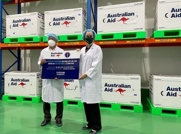 The Ministry of Health receives the batch of AstraZeneca vaccine donated by the Australian Government (Photo: VNA) 
