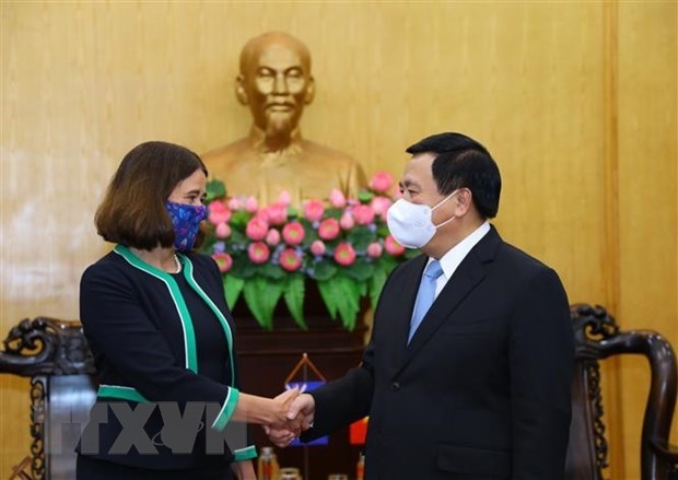 President of the Ho Chi Minh National Academy of Politics (HCMA) and Chairman of the Party Central Committee's Theoretical Council Nguyen Xuan Thang (R) shakes hands with Australian Ambassador to Vietnam Robyn Mudie