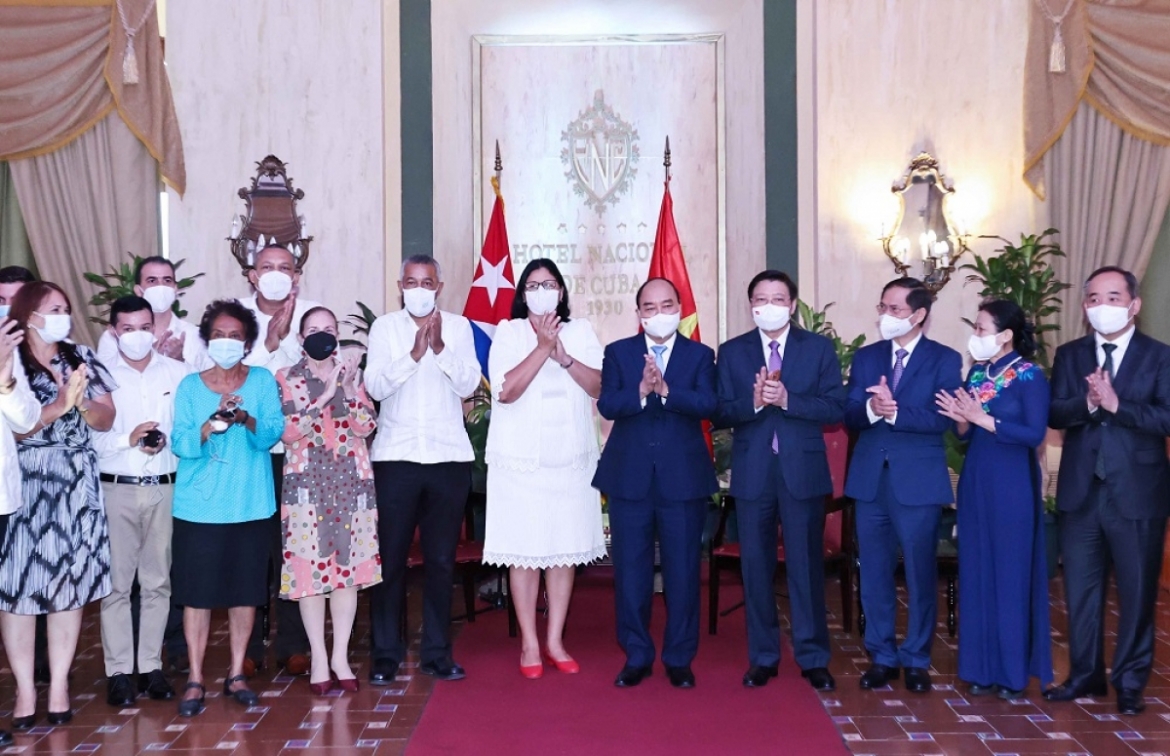 President Nguyen Xua Phuc meets with the first Vice President of the Cuban Institute of Friendship with Peoples (ICAP), the President of the Cuba - Vietnam Friendship Association, and representatives of the schools named after President Ho Chi Minh, Nguyen Van Troi, and Vo Thi Thang.