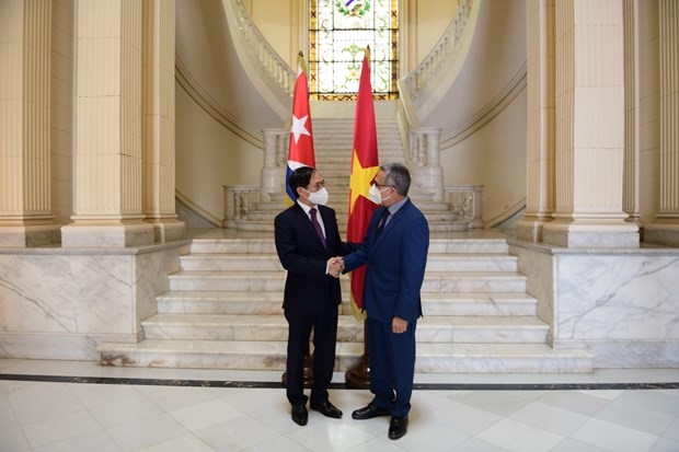 Vietnamese Minister of Foreign Affairs Bui Thanh Son (L) and Cuban Acting Minister of Foreign Affairs Marcelino Medina in Havana on September 19. (Photo: VNA)
