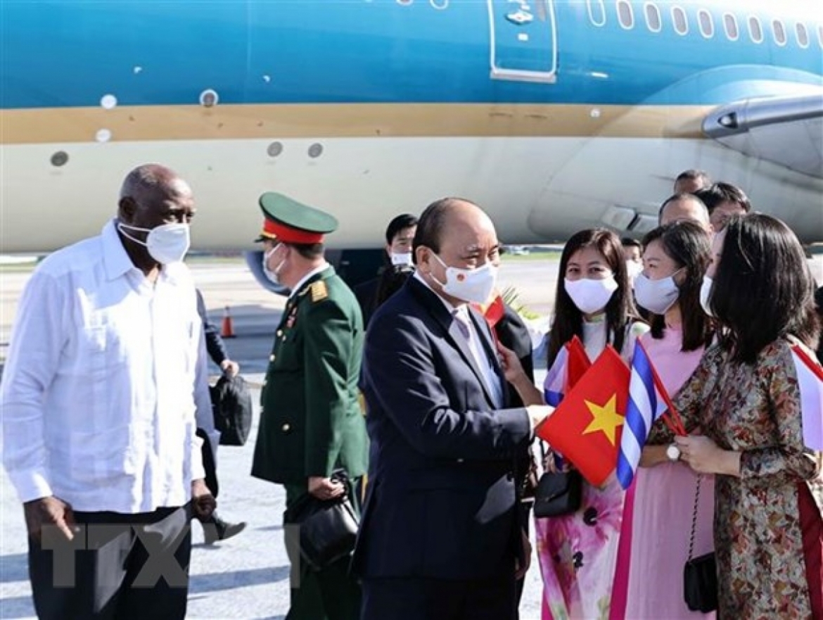 Politburo member, Vice President of Cuba Salvador Valdés Mesa (left) welcomes President Nguyen Xuan Phuc at Havana Jose Marti International Airport.(Photo: VNA)