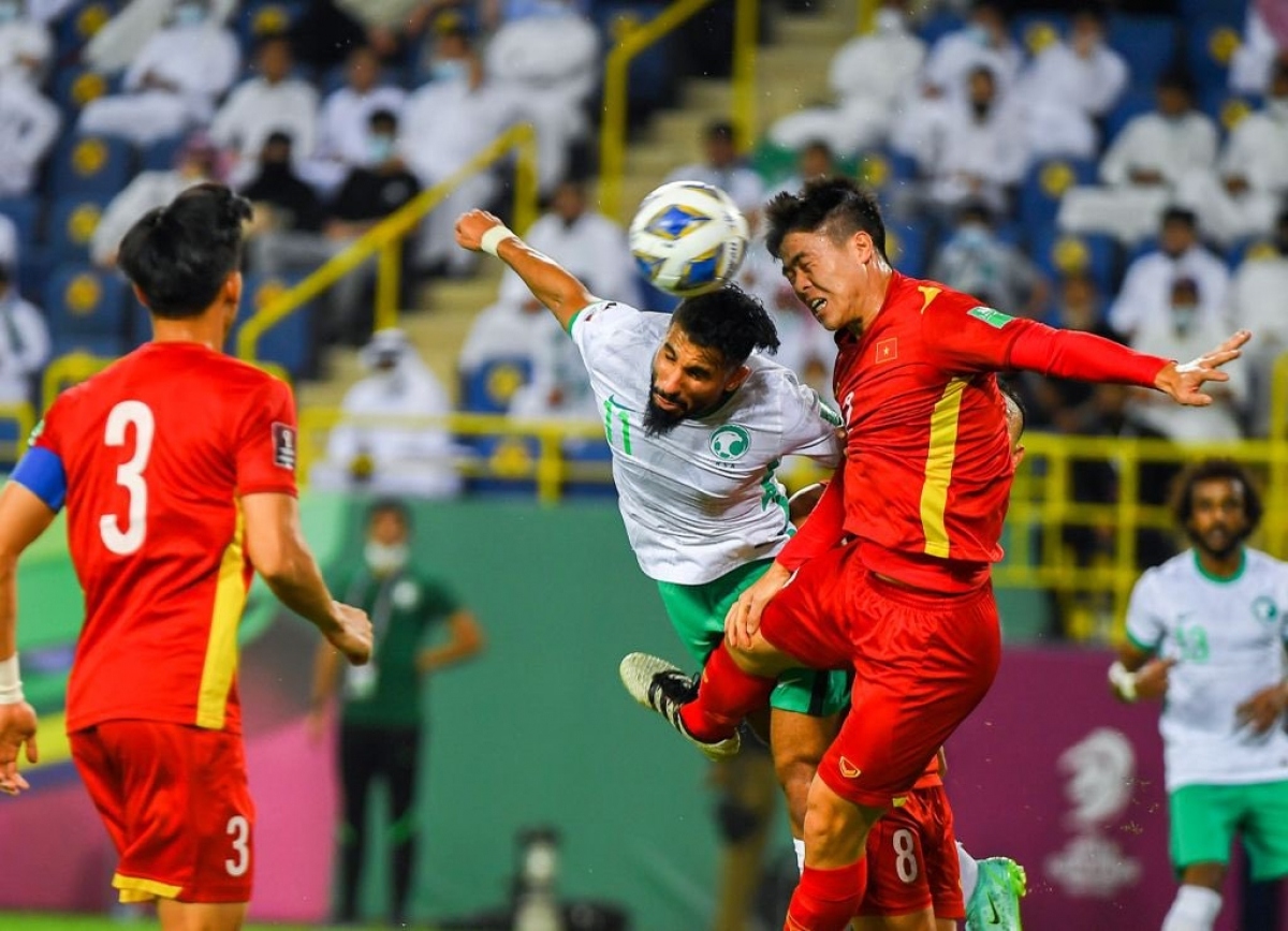 Duy Manh (in red jersey) played well before being disqualified from the game. (Photo: SAFF)