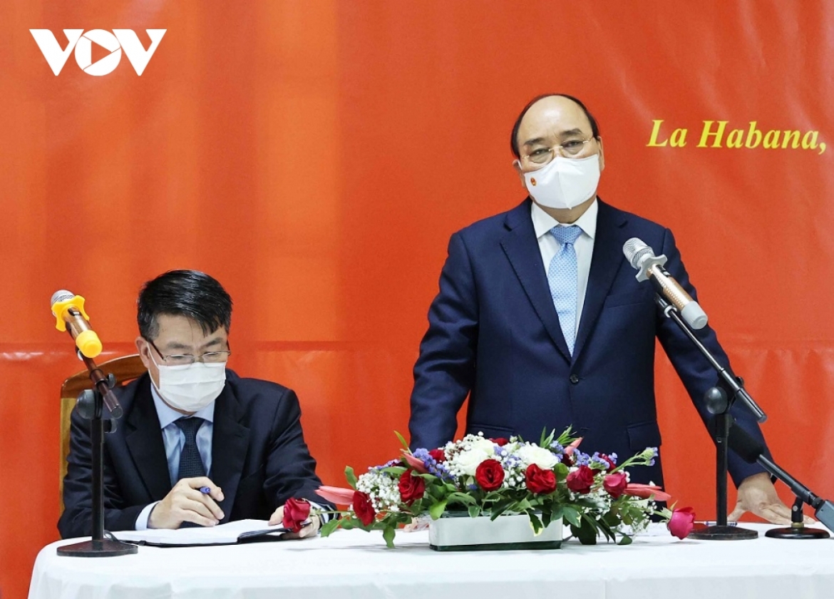 President Nguyen Xuan Phuc addresses the meeting with Vietnamese community representatives in Cuba.