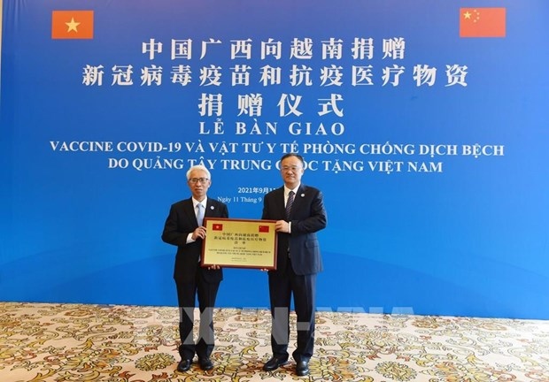 Ambassador of Vietnam to China Pham Sao Mai (L) receives donations of medical supplies from China’s Guangxi Zhuang Autonomous Region to Vietnamese border provinces. (Photo: VNA)
