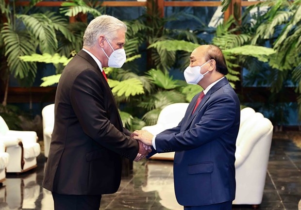 First Secretary of the Communist Party of Cuba Central Committee and President of Cuba Miguel Díaz-Canel Bermúdez (L) welcomes Vietnamese President Nguyen Xuan Phuc in Havana on September 19 (local time) (Photo: VNA)