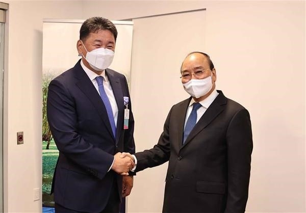 President Nguyen Xuan Phuc meets Mongolian President Ukhnaagin Khurelsukh (Photo: VNA)