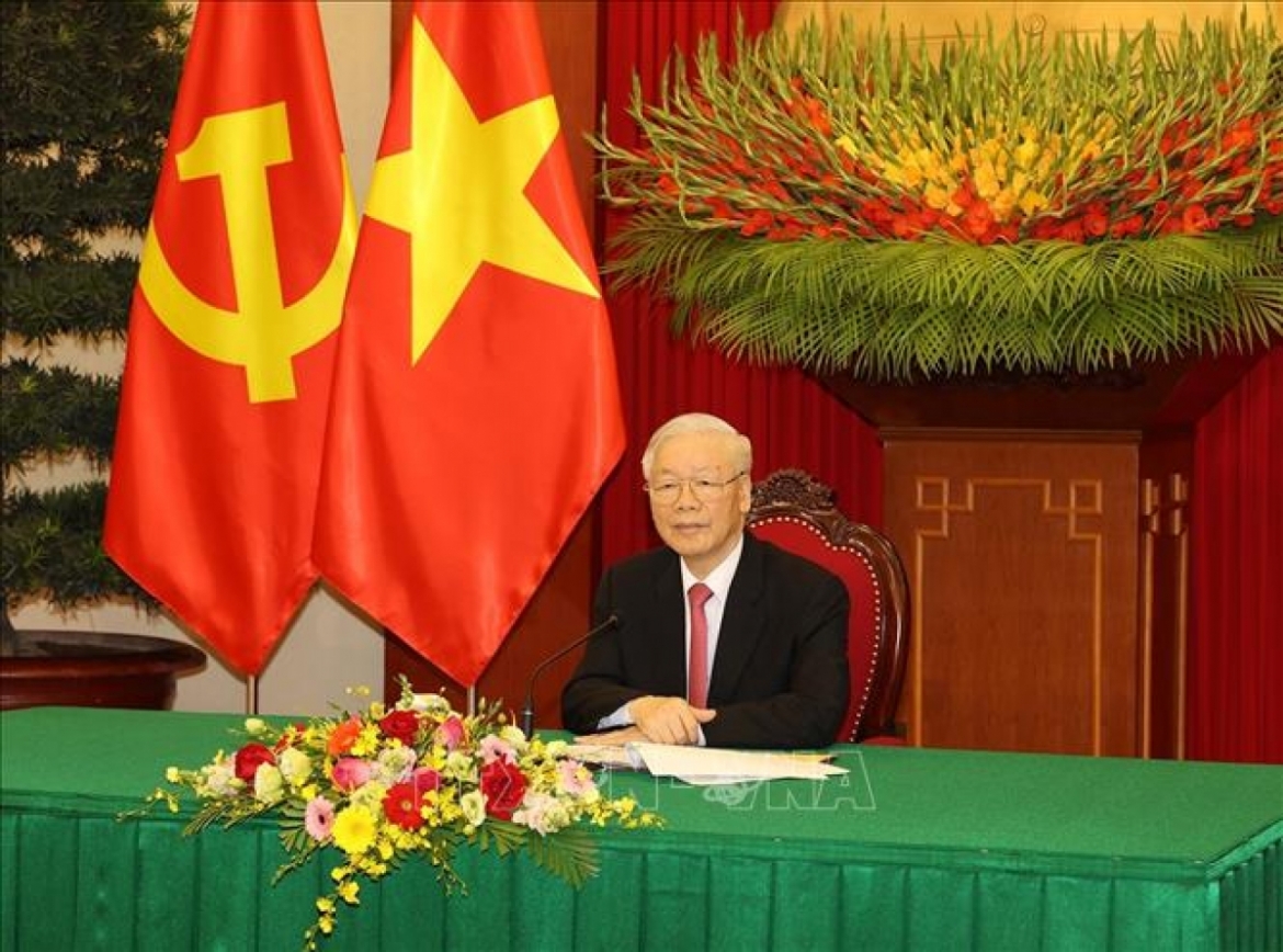 Party General Secretary Nguyen Phu Trong of Vietnam holds phone talks with General Secretary and President Xi Jinping of China. (Photo: VNA)