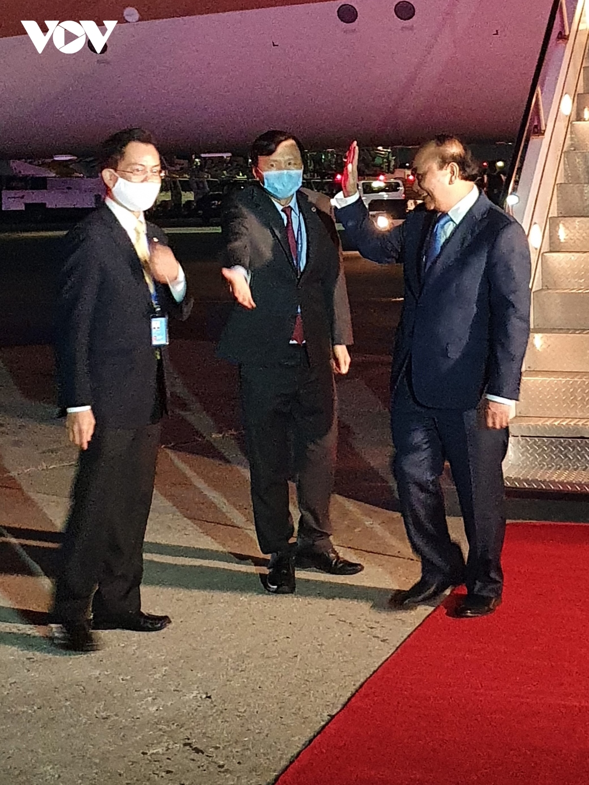 Vietnamese Ambassador to the US Ha Kim Ngoc and Ambassador Dang Dinh Quy, Permanent Representative of Vietnam to the UN welcomes President Nguyen Xuan Phuc at J.F. Kennedy Airport.