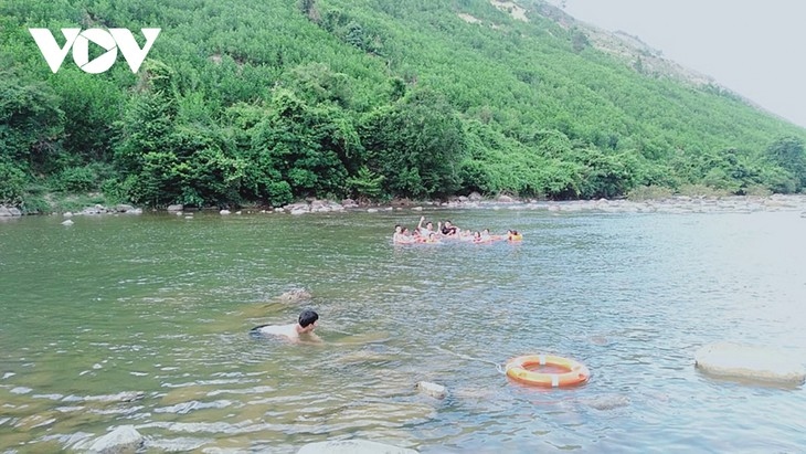 Tourists to Gian Bi hamlet can swim in the nearby river. (Photo: VOV)